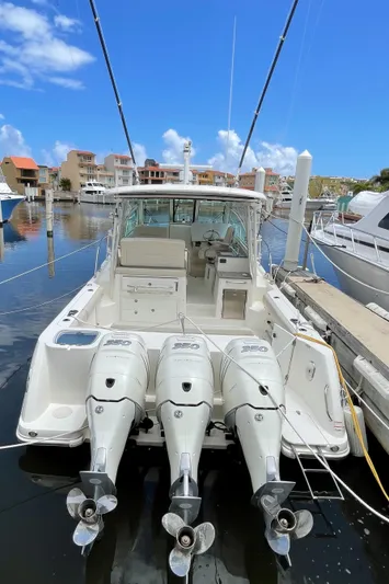 El Fuego Yacht Photos Pics Livewell on Port Side