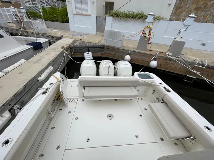 El Fuego Yacht Photos Pics Aft Cockpit Space for Table