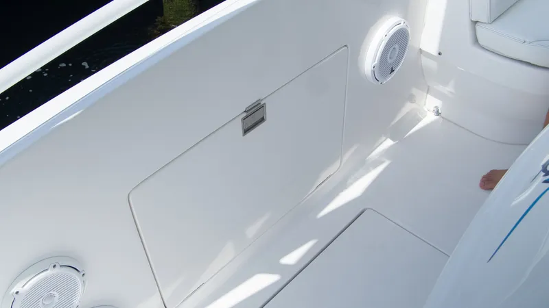 R&r Yacht Photos Pics Intrepid 400 Cuddy 2017, interior with speakers.