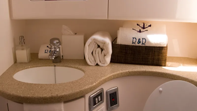 R&r Yacht Photos Pics 2017 Intrepid 400 Cuddy bathroom with sink and towels.