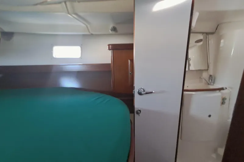 Anyroad Yacht Photos Pics Interior of 2006 Beneteau 423 yacht cabin with bed and bathroom.