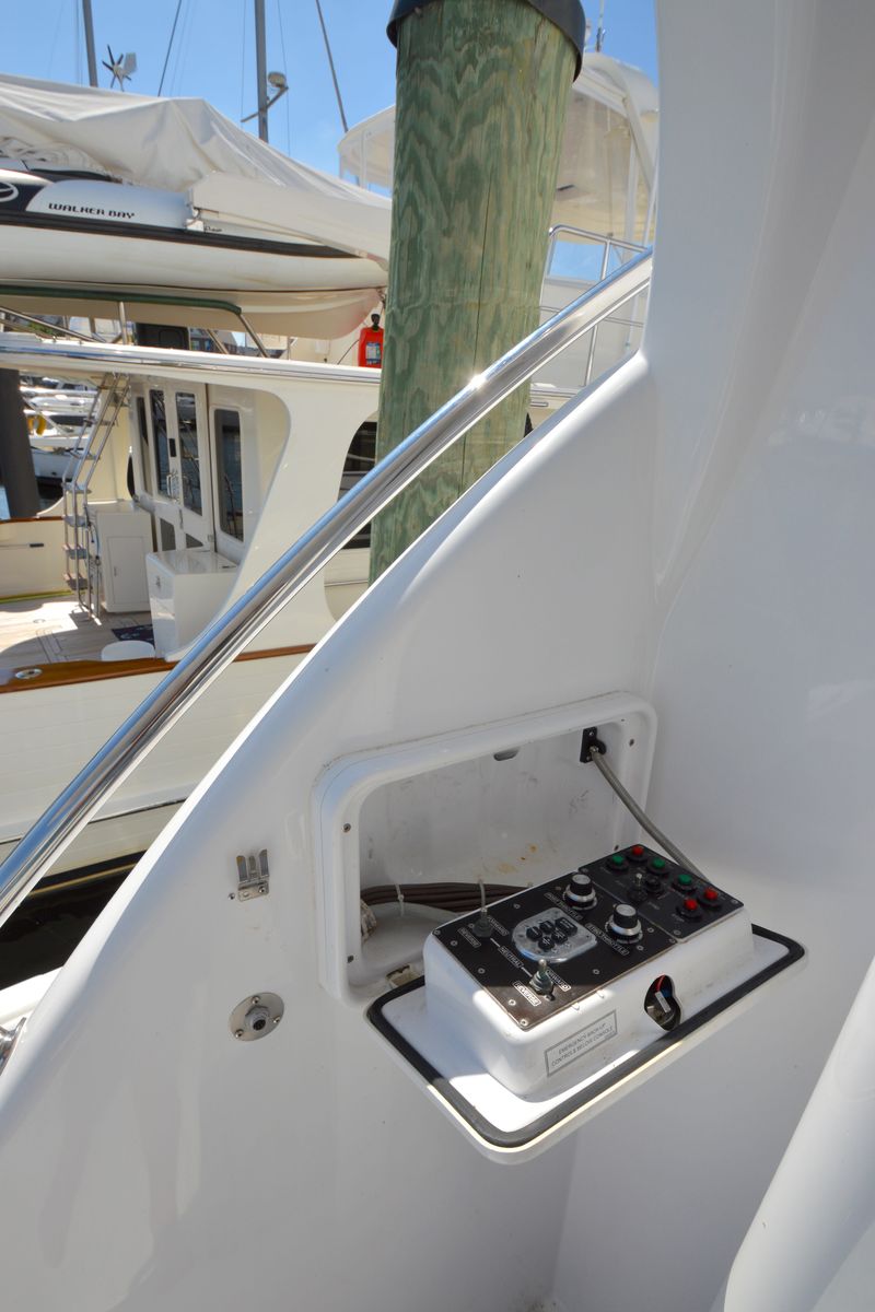 2006 Hatteras 64 