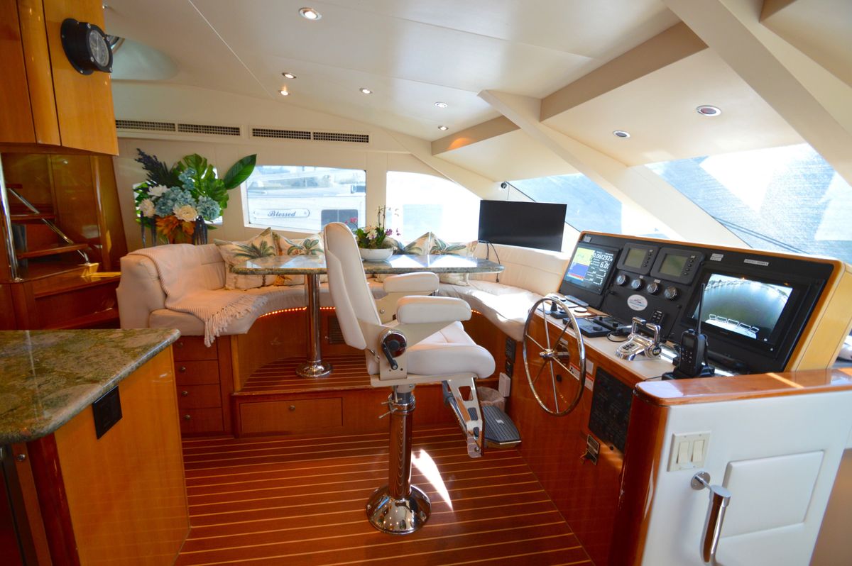 2006 Hatteras 64 