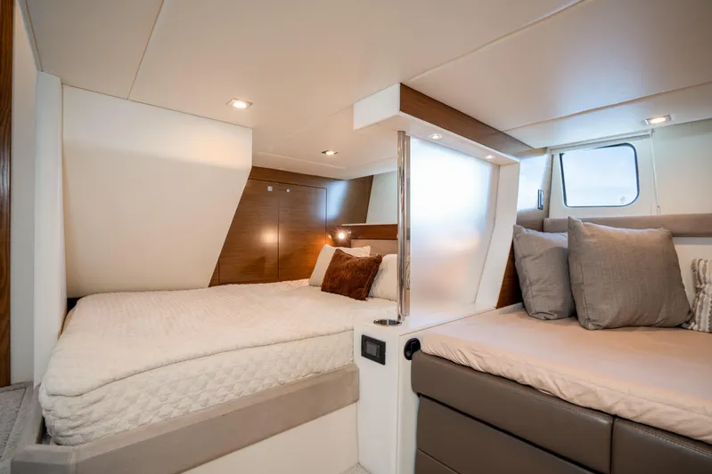 Chassan Yacht Photos Pics Luxurious 2016 Cruisers Cantius yacht cabin with cozy bedding and modern design.
