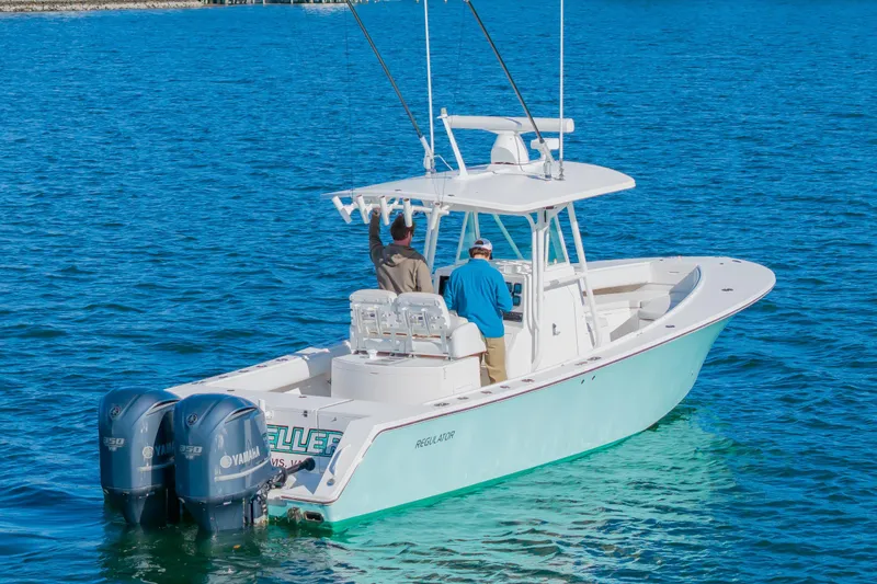 Traveller Yacht Photos Pics 2008 Regulator 32 Forward Seating boat with dual Yamaha engines on blue water.