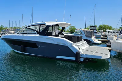 Cruisers Yachts 390 Express Coupe
