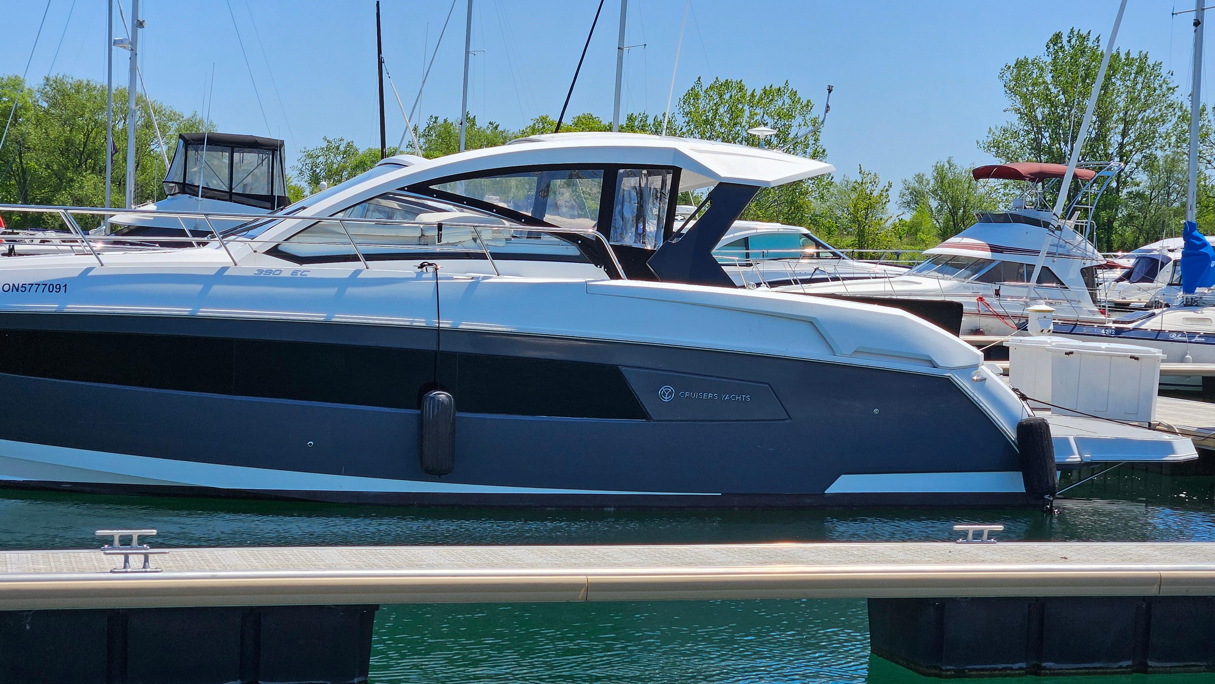 Cruisers Yachts 390 Express Coupe