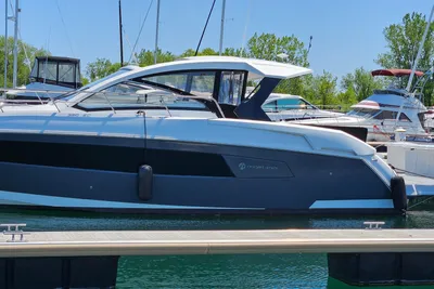 Cruisers Yachts 390 Express Coupe