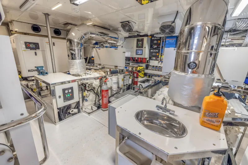 Evelyn P Yacht Photos Pics 