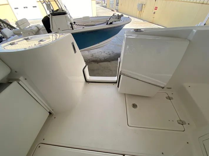  Yacht Photos Pics 2026 REGAL 33 SAV - Image 26
