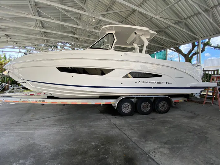  Yacht Photos Pics 2026 REGAL 33 SAV - Image 2