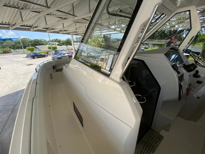  Yacht Photos Pics 2026 REGAL 33 SAV - Image 43