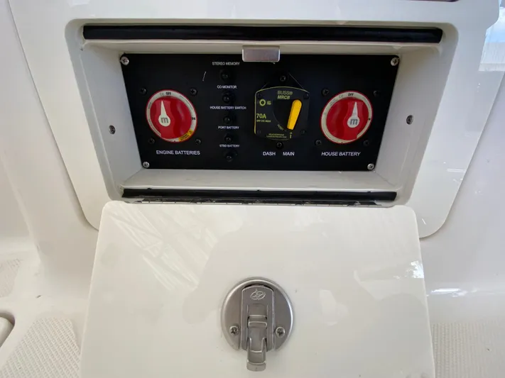  Yacht Photos Pics 2026 REGAL 33 SAV - Image 19