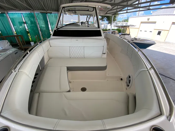  Yacht Photos Pics 2026 REGAL 33 SAV - Image 49