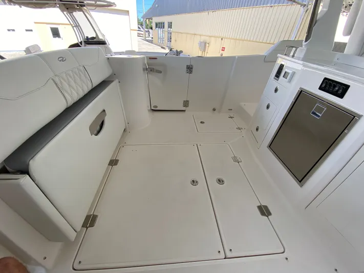 Yacht Photos Pics 2026 REGAL 33 SAV - Image 21