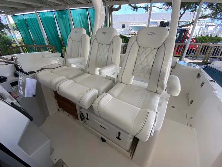  Yacht Photos Pics 2026 REGAL 33 SAV - Image 32