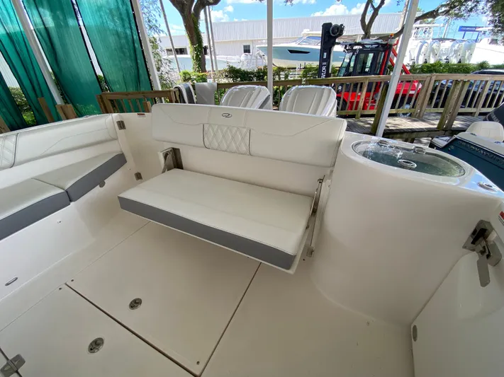  Yacht Photos Pics 2026 REGAL 33 SAV - Image 12