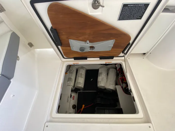  Yacht Photos Pics 2026 REGAL 33 SAV - Image 23