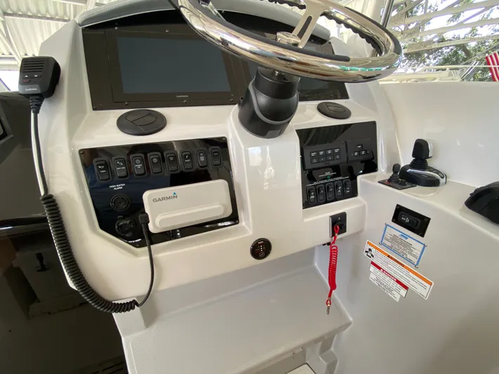  Yacht Photos Pics 2026 REGAL 33 SAV - Image 31