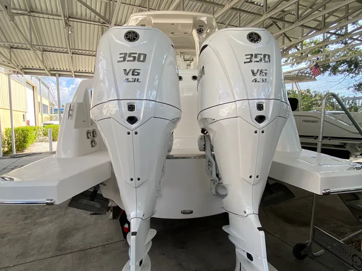  Yacht Photos Pics 2026 REGAL 33 SAV - Image 6