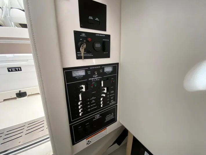  Yacht Photos Pics 2026 REGAL 33 SAV - Image 42