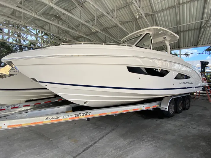  Yacht Photos Pics 2026 REGAL 33 SAV - Image 1