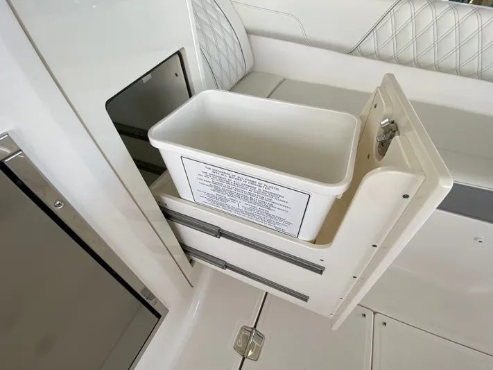  Yacht Photos Pics 2026 REGAL 33 SAV - Image 20