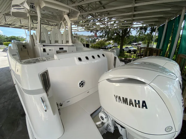  Yacht Photos Pics 2026 REGAL 33 SAV - Image 7