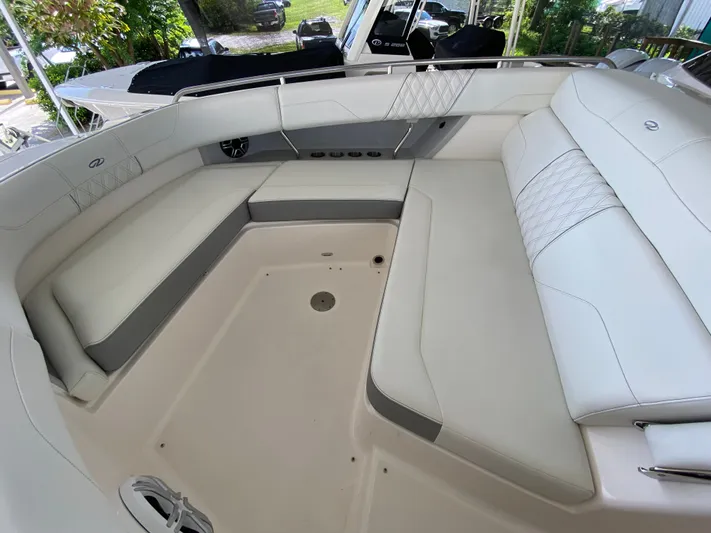  Yacht Photos Pics 2026 REGAL 33 SAV - Image 45