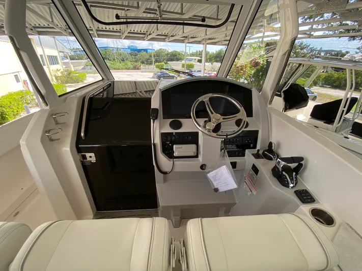  Yacht Photos Pics 2026 REGAL 33 SAV - Image 29