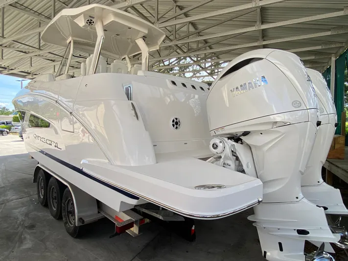  Yacht Photos Pics 2026 REGAL 33 SAV - Image 5