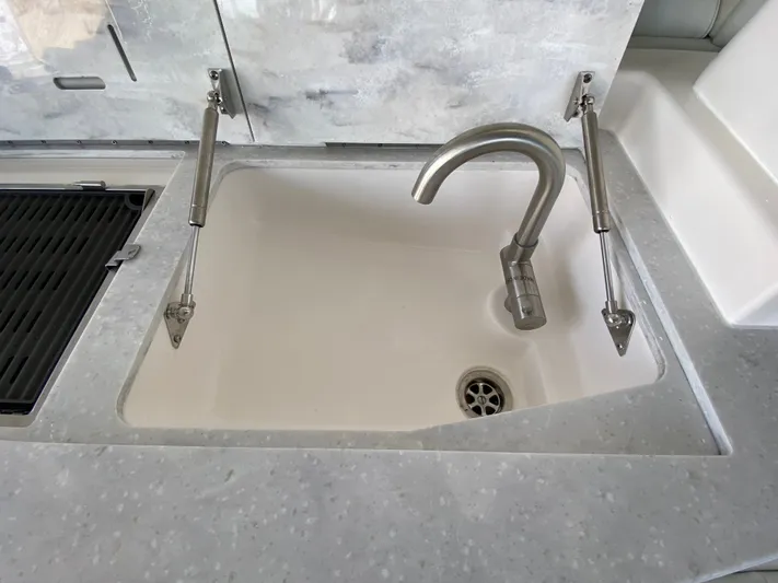  Yacht Photos Pics 2026 REGAL 33 SAV - Image 17