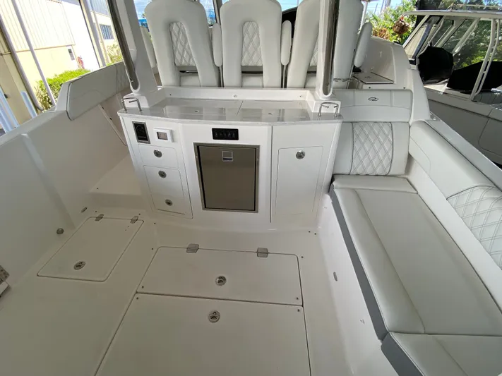  Yacht Photos Pics 2026 REGAL 33 SAV - Image 15