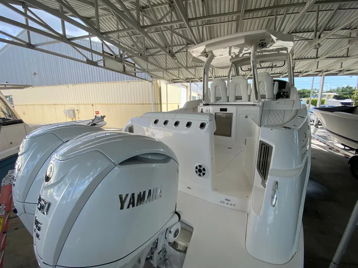  Yacht Photos Pics 2026 REGAL 33 SAV - Image 8