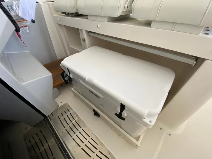  Yacht Photos Pics 2026 REGAL 33 SAV - Image 33