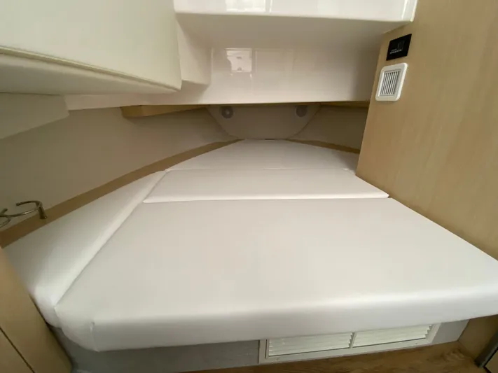  Yacht Photos Pics 2026 REGAL 33 SAV - Image 35