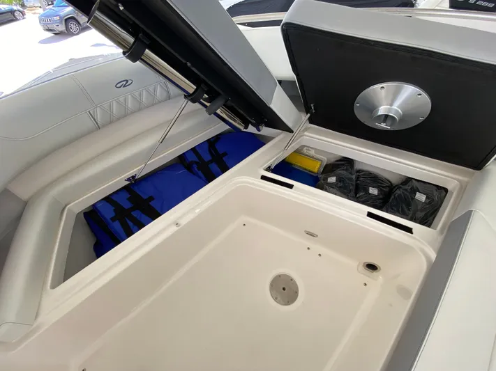  Yacht Photos Pics 2026 REGAL 33 SAV - Image 46