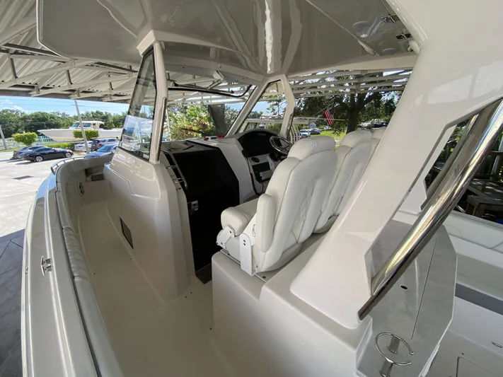  Yacht Photos Pics 2026 REGAL 33 SAV - Image 27