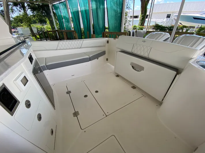  Yacht Photos Pics 2026 REGAL 33 SAV - Image 11