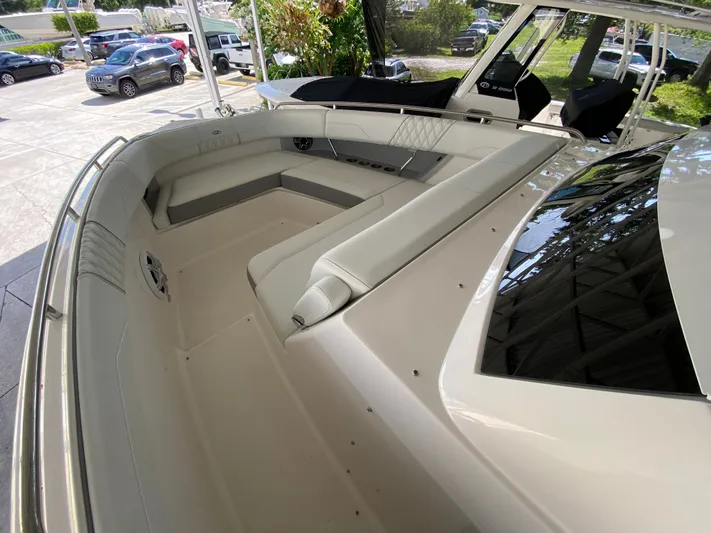  Yacht Photos Pics 2026 REGAL 33 SAV - Image 44