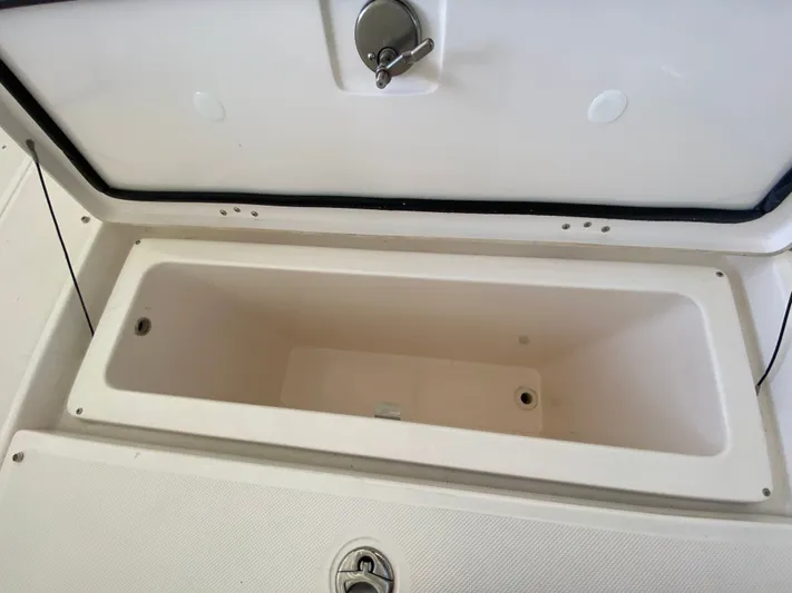  Yacht Photos Pics 2026 REGAL 33 SAV - Image 22