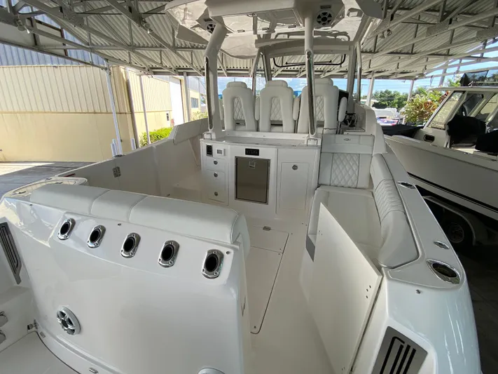  Yacht Photos Pics 2026 REGAL 33 SAV - Image 10