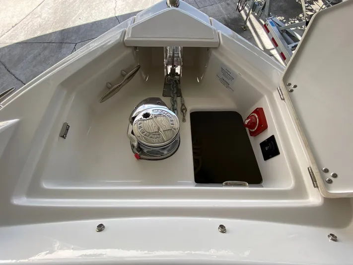  Yacht Photos Pics 2026 REGAL 33 SAV - Image 48