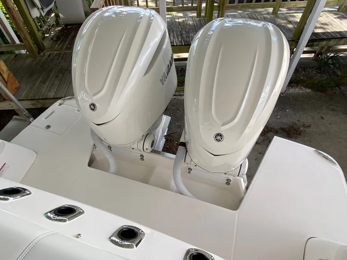  Yacht Photos Pics 2026 REGAL 33 SAV - Image 9