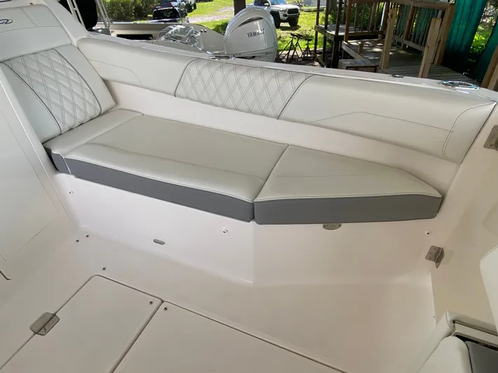  Yacht Photos Pics 2026 REGAL 33 SAV - Image 13