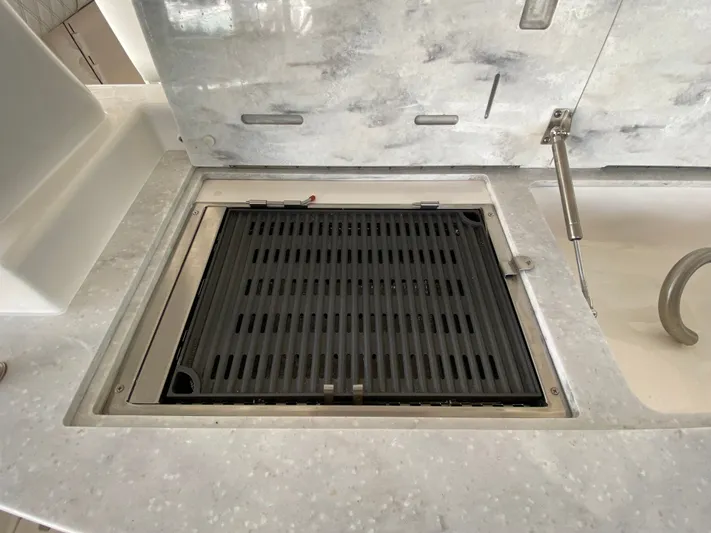  Yacht Photos Pics 2026 REGAL 33 SAV - Image 16