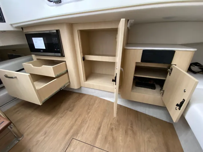  Yacht Photos Pics 2026 REGAL 33 SAV - Image 37