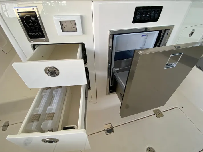  Yacht Photos Pics 2026 REGAL 33 SAV - Image 18