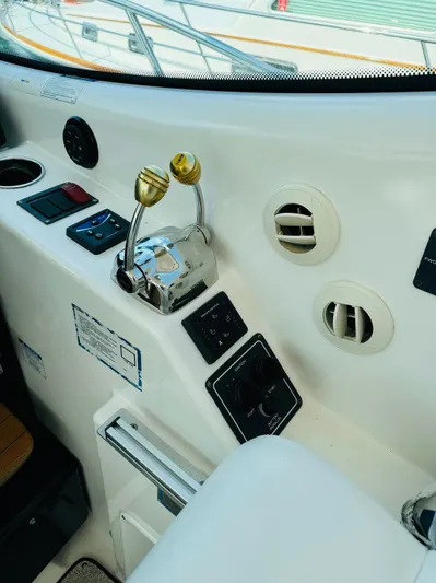 Why Knot Yacht Photos Pics 2007 Tiara Yachts 3900 Sovran helm controls and dashboard.