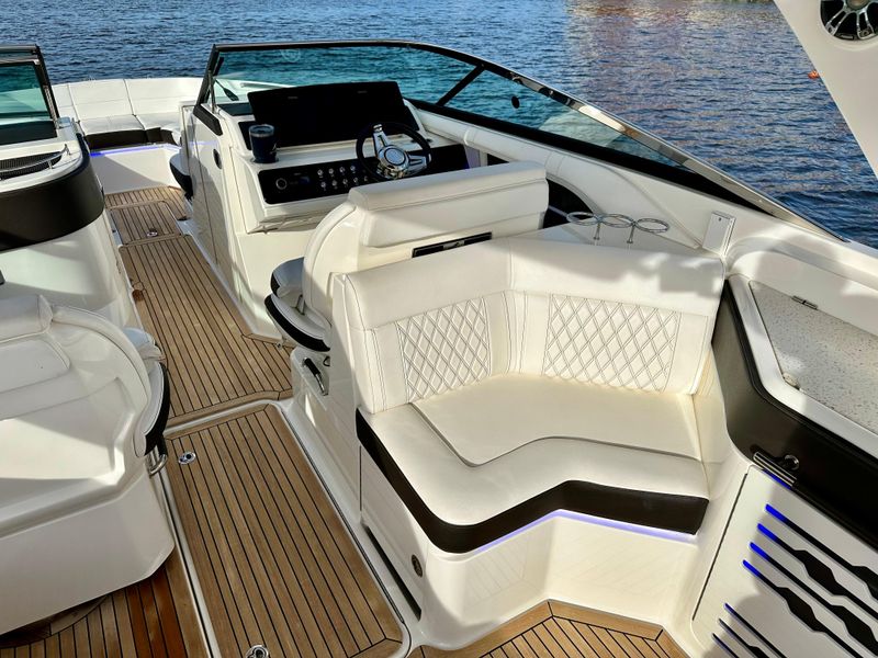 2019 Sea Ray 310 SLX